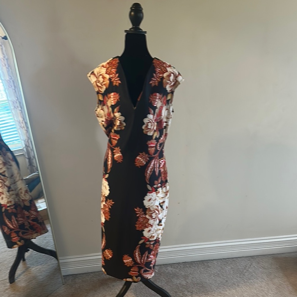 Black Sleeveless V-Neck Sheath Cocktail Dress